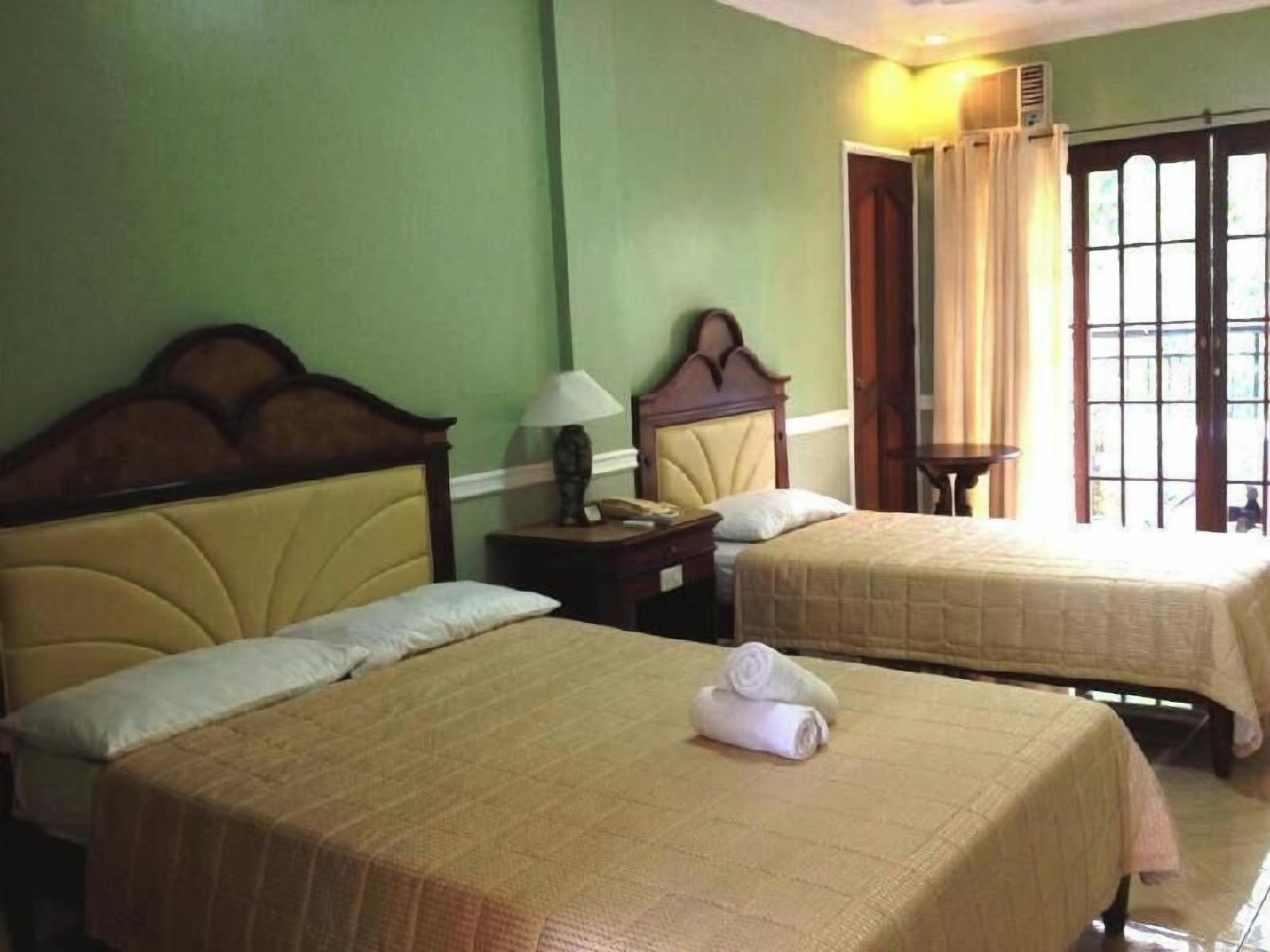 Caja de seguridad en la habitación y escritorio 