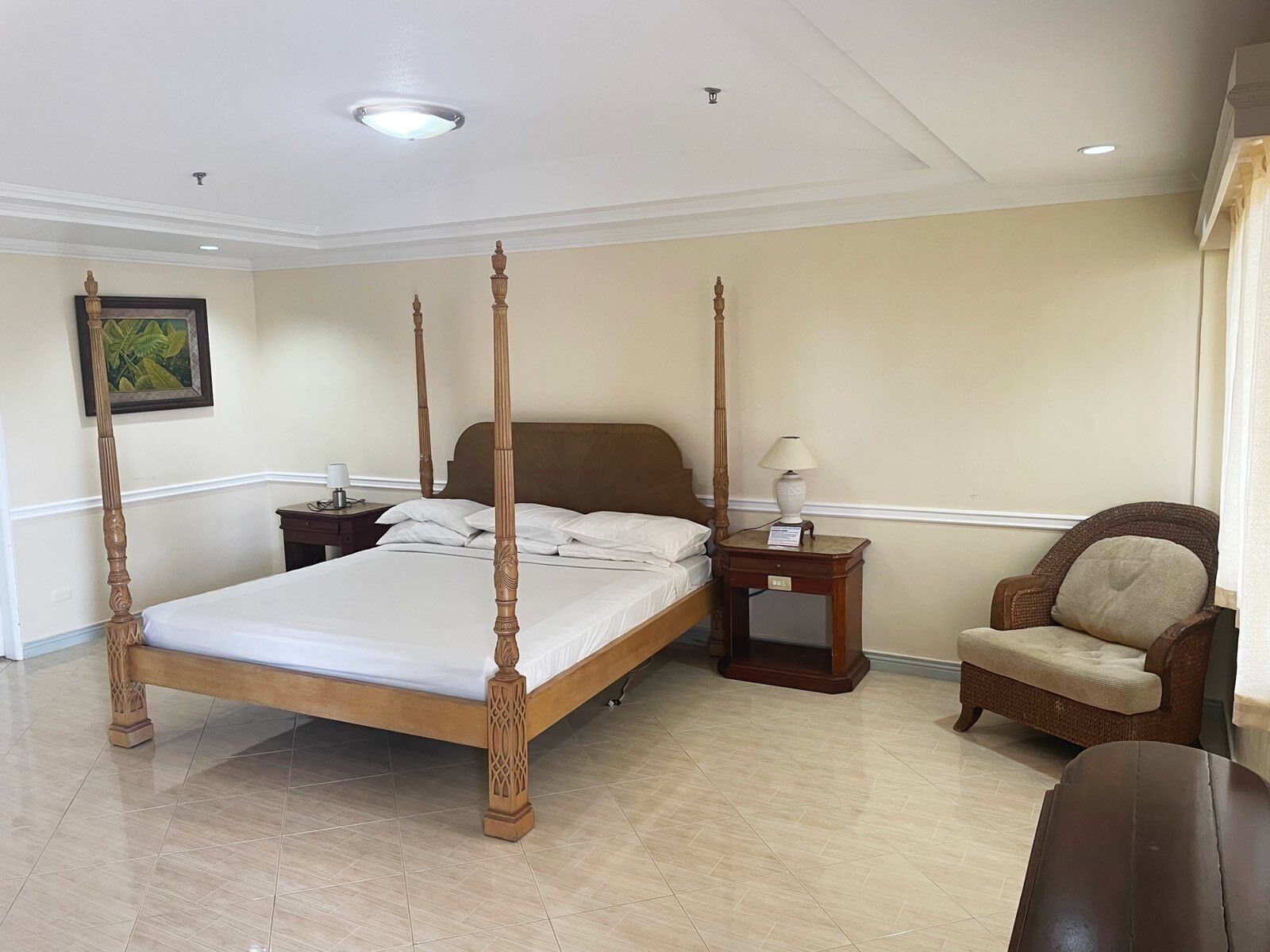 Caja de seguridad en la habitación y escritorio 