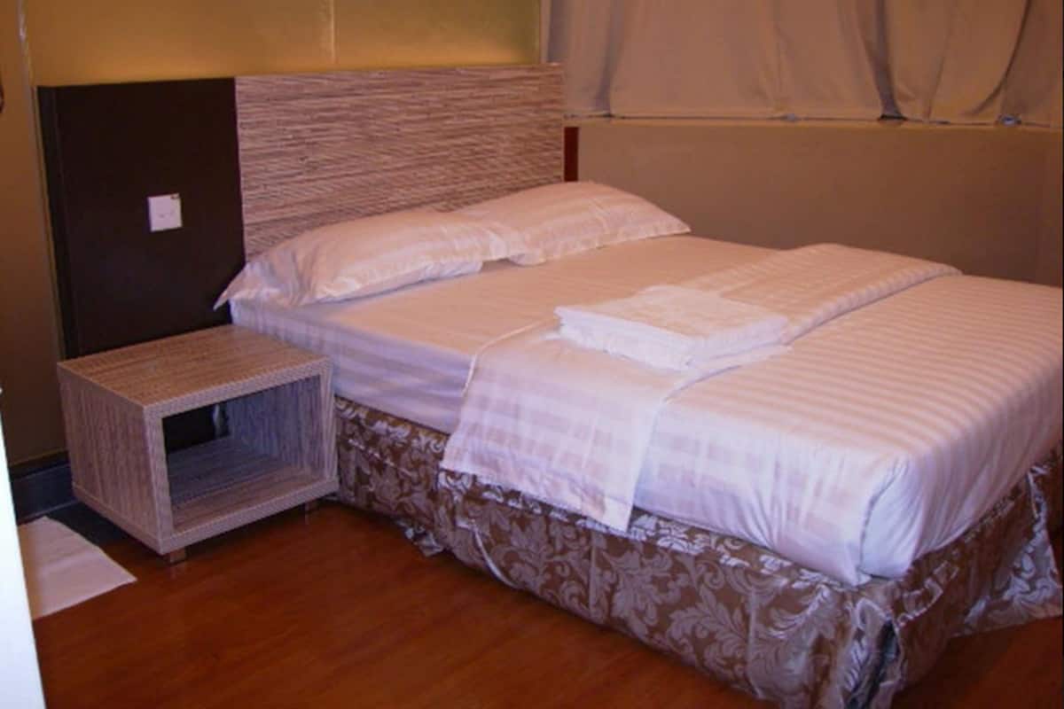 Escritorio, cortinas blackout y wifi gratis