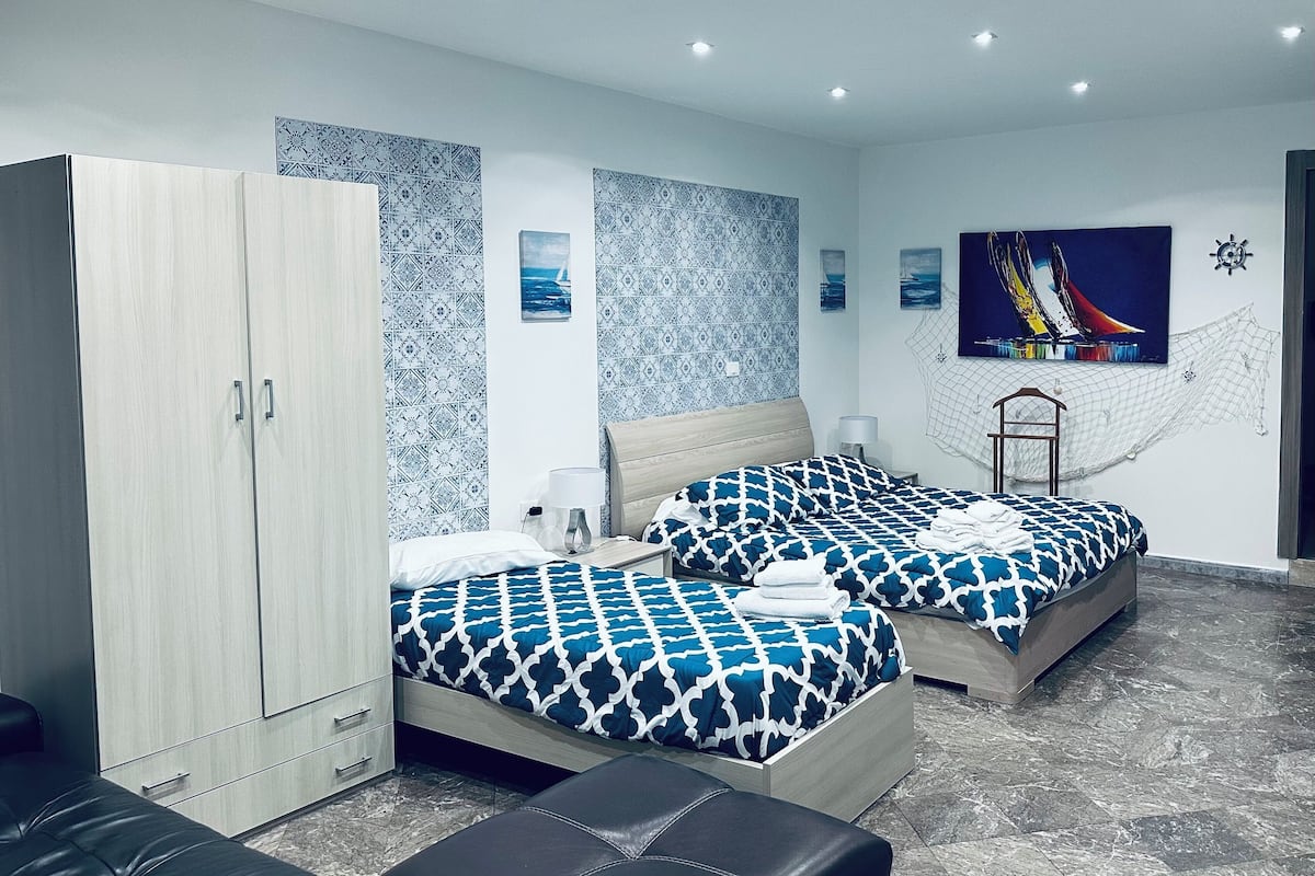 Kamar Triple Deluks, pemandangan halaman, gedung tambahan | 1 kamar tidur, minibar, meja kerja, dan kedap suara