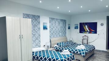 Deluxe-Dreibettzimmer, Blick auf den Innenhof, Annex | 1 Schlafzimmer, Minibar, Schreibtisch, schallisolierte Zimmer