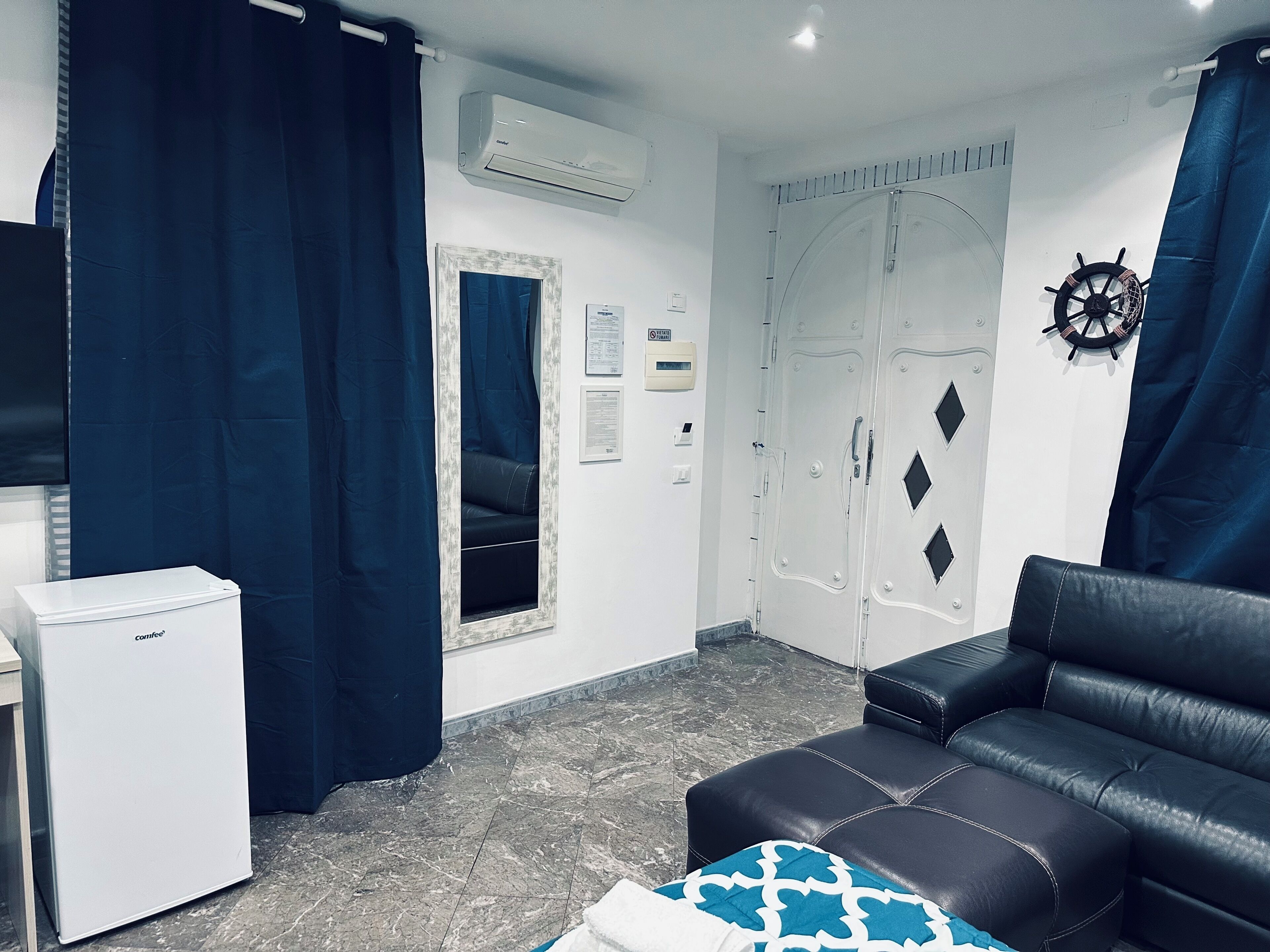 Deluxe-Dreibettzimmer, Blick auf den Innenhof, Annex | Minibar, Schreibtisch, schallisolierte Zimmer, kostenloses WLAN