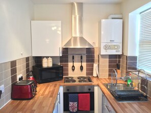 Deluxe-huoneisto | Yksityinen keittiö | Täysikokoinen jääkaappi, mikroaaltouuni, kahvin-/teenkeitin