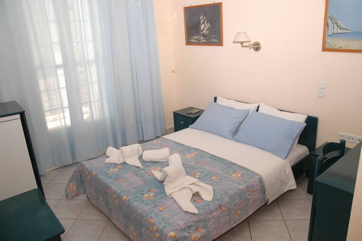 Habitación económica con 1 cama matrimonial o 2 individuales, balcón, vista parcial al océano | Ropa de cama de alta calidad y caja de seguridad en la habitación