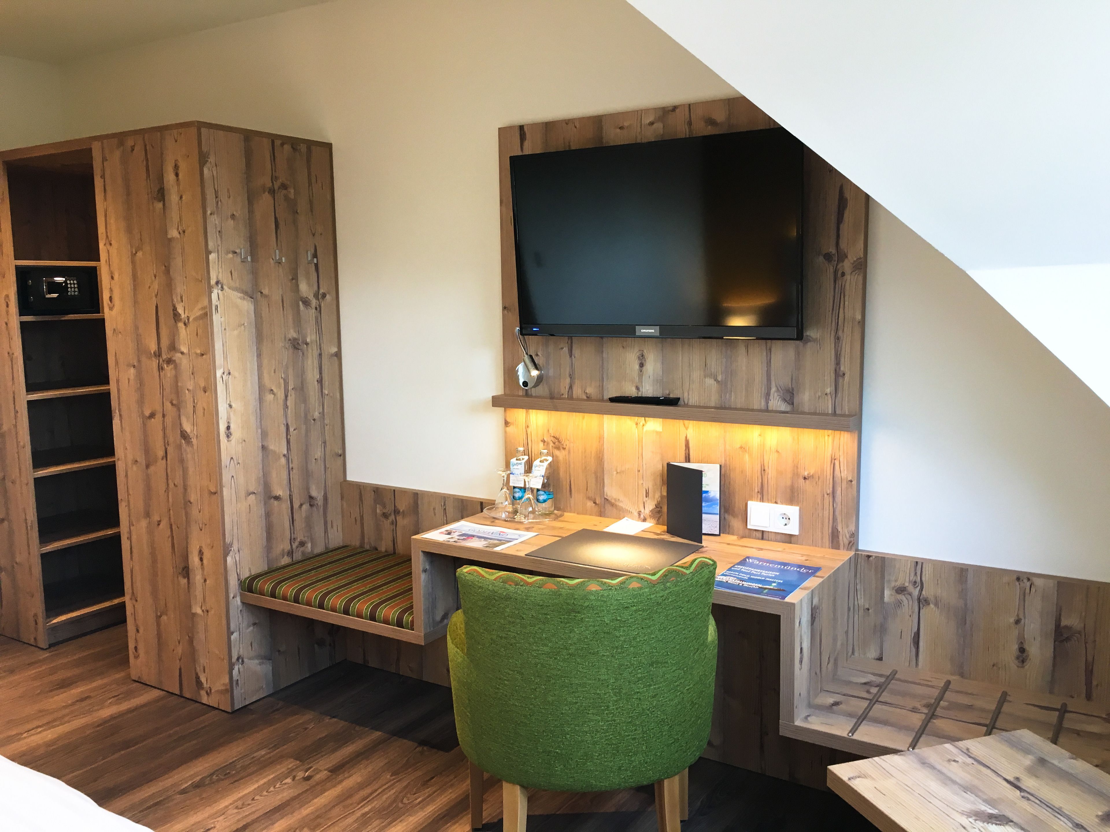 hypo-allergenic bedding, desk, blackout curtains, free wifi