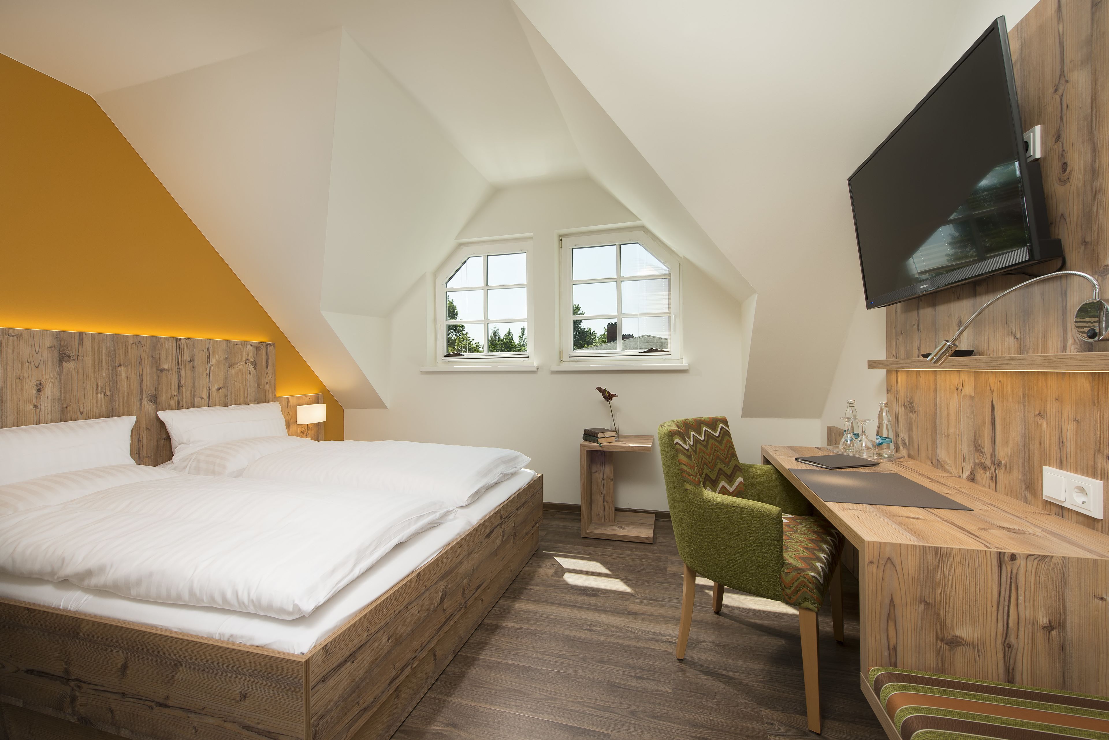 standard double room, 1 queen bed | hypo-allergenic bedding, desk, blackout curtains, free wifi