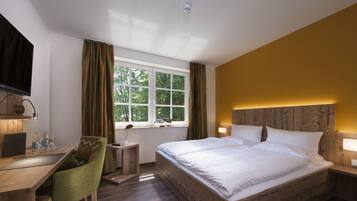 Doppia Standard, 1 letto queen | Biancheria da letto ipoallergenica, una scrivania, tende oscuranti