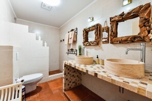Apartamento Confort, 1 habitación | Baño | Ducha y cabezal de ducha tipo lluvia