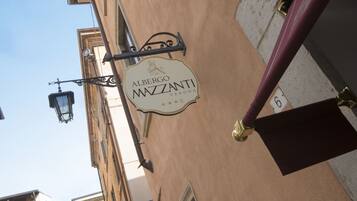A building with a sign that reads "Albergo Mazzanti Verona."