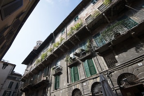Vista frontal de la propiedad