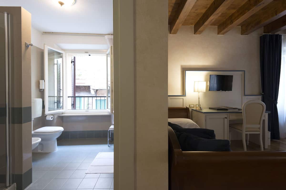 standard triple room | bathroom | free toiletries, hair dryer, slippers, bidet