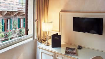 Habitación doble estándar | Minibar, caja de seguridad en la habitación y decoración personalizada