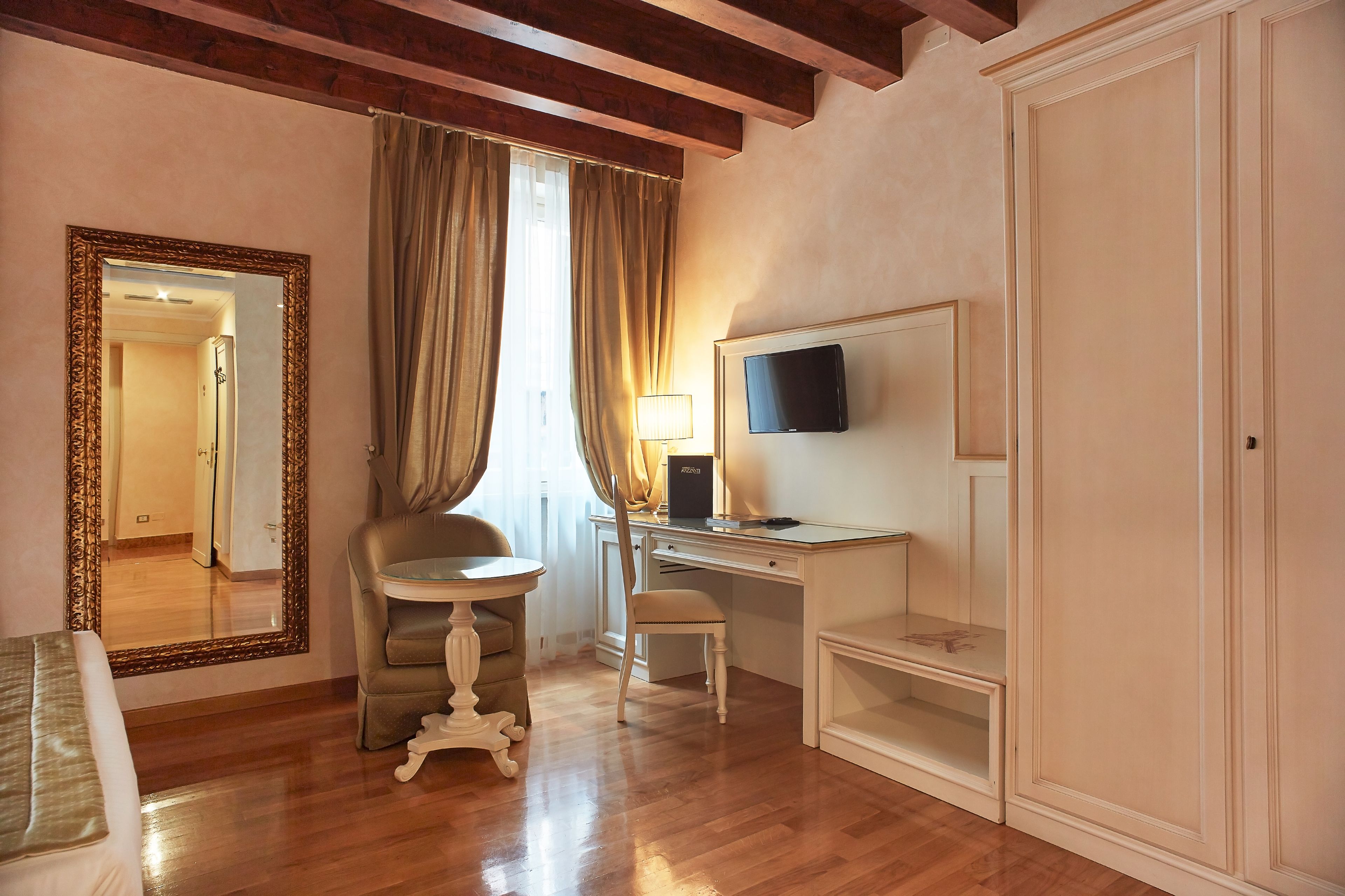 standard double room | 1 bedroom, minibar, in-room safe, individually decorated