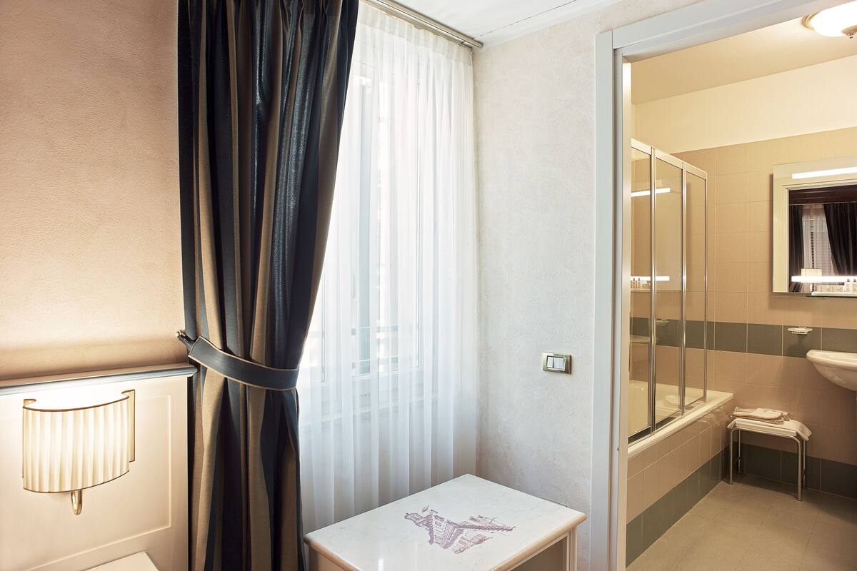 standard double room | 1 bedroom, minibar, in-room safe, individually decorated