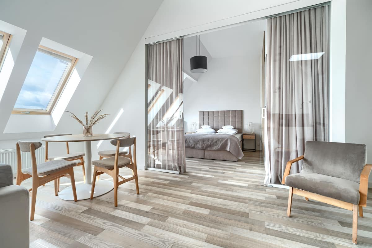 Appartement, 1 slaapkamer, balkon | Woonruimte | Een 32-inch ledtelevisie met kabelzenders, een televisie en Netflix