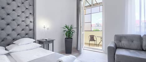 Studio Apartment with Balcony | บริเวณนั่งเล่น | ทีวีจอแอลอีดี 32 นิ้ว พร้อมช่องเคเบิล, ทีวี, Netflix