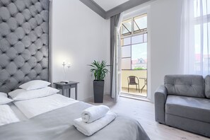 Studio Apartment with Balcony | Living area | LED TV, Netflix - Aparthotel 1899 by Platinum (Szczecin)