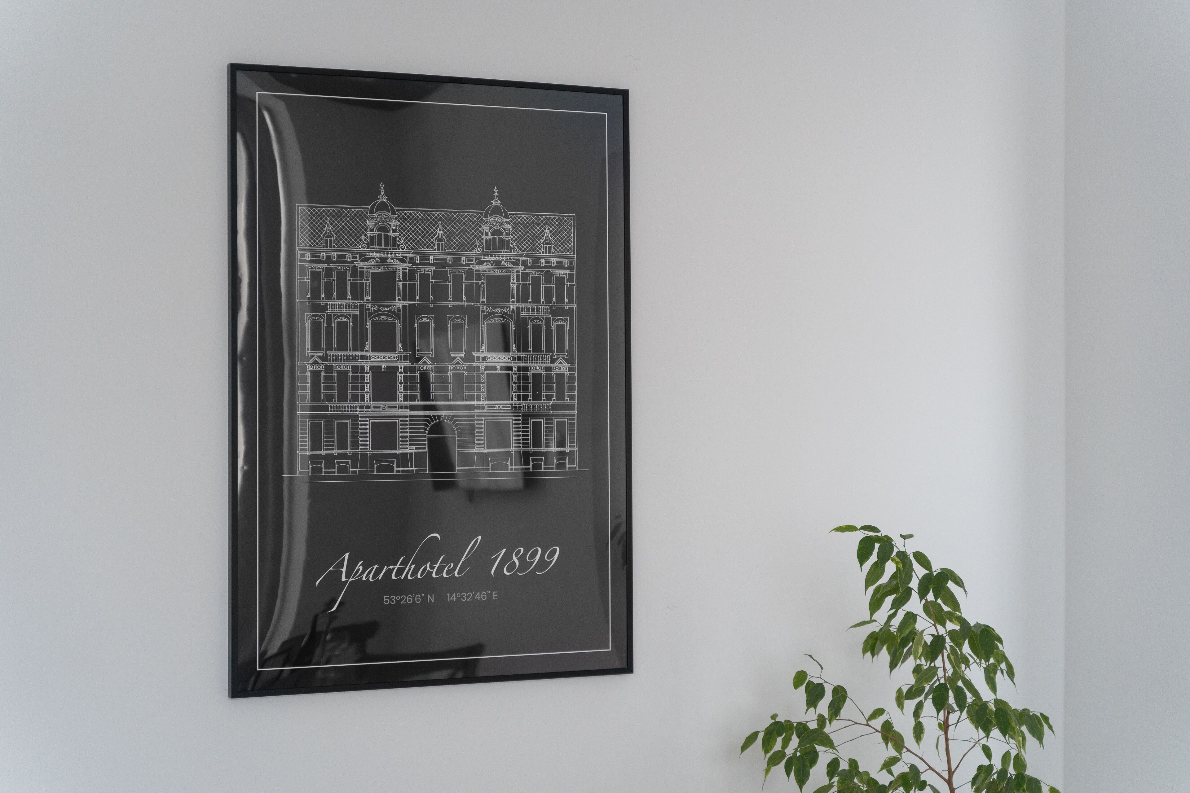 Un dibujo arquitectónico enmarco del Abarthotel de 1899, que incluye su plano de planta y coordenadas de ubicación.