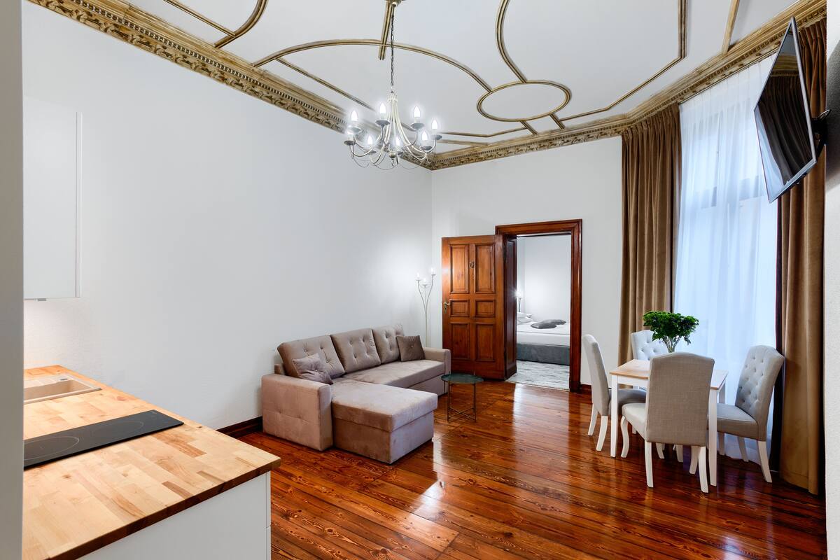Departamento, 1 habitación | Sala de estar | Televisión LED de 32 pulgadas con canales por cable y televisión