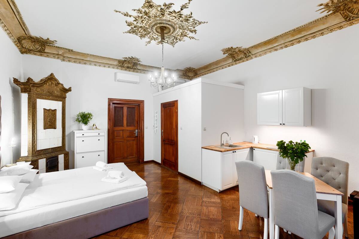 Studio Apartment | Ropa de cama hipoalergénica y cortinas blackout