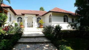 Vista frontal de la propiedad