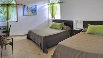 Chambre Deluxe, 2 grands lits, non-fumeurs, vue jardin | 1 chambre, décoration personnalisée, ameublement personnalisé