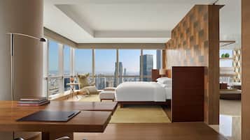 Executive Suite | 1 bedroom, minibar, in-room safe, desk