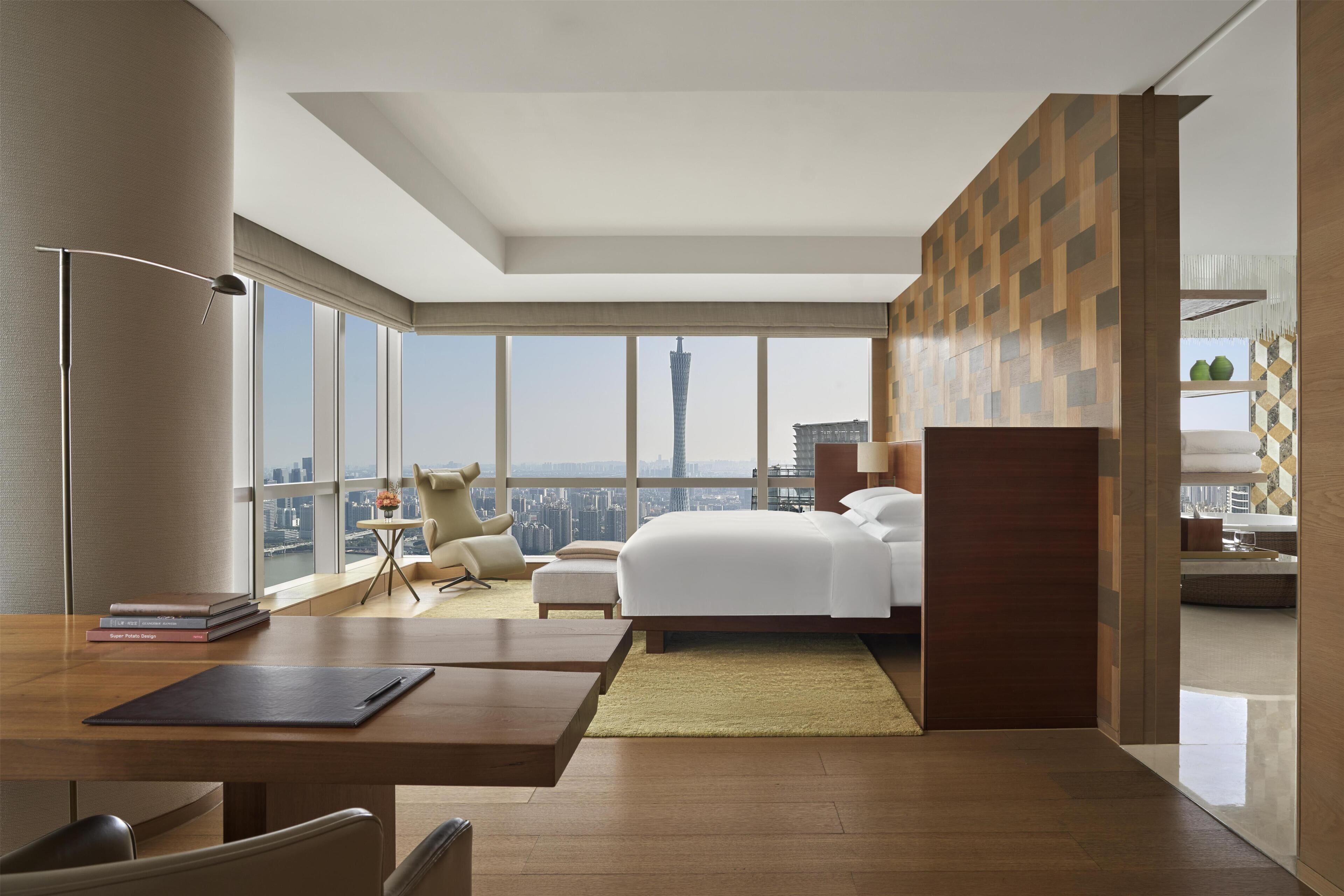 Suíte executiva, 1 cama King (Canton Tower View) | Frigobar, cofres nos quartos, escrivaninha, cortinas blackout