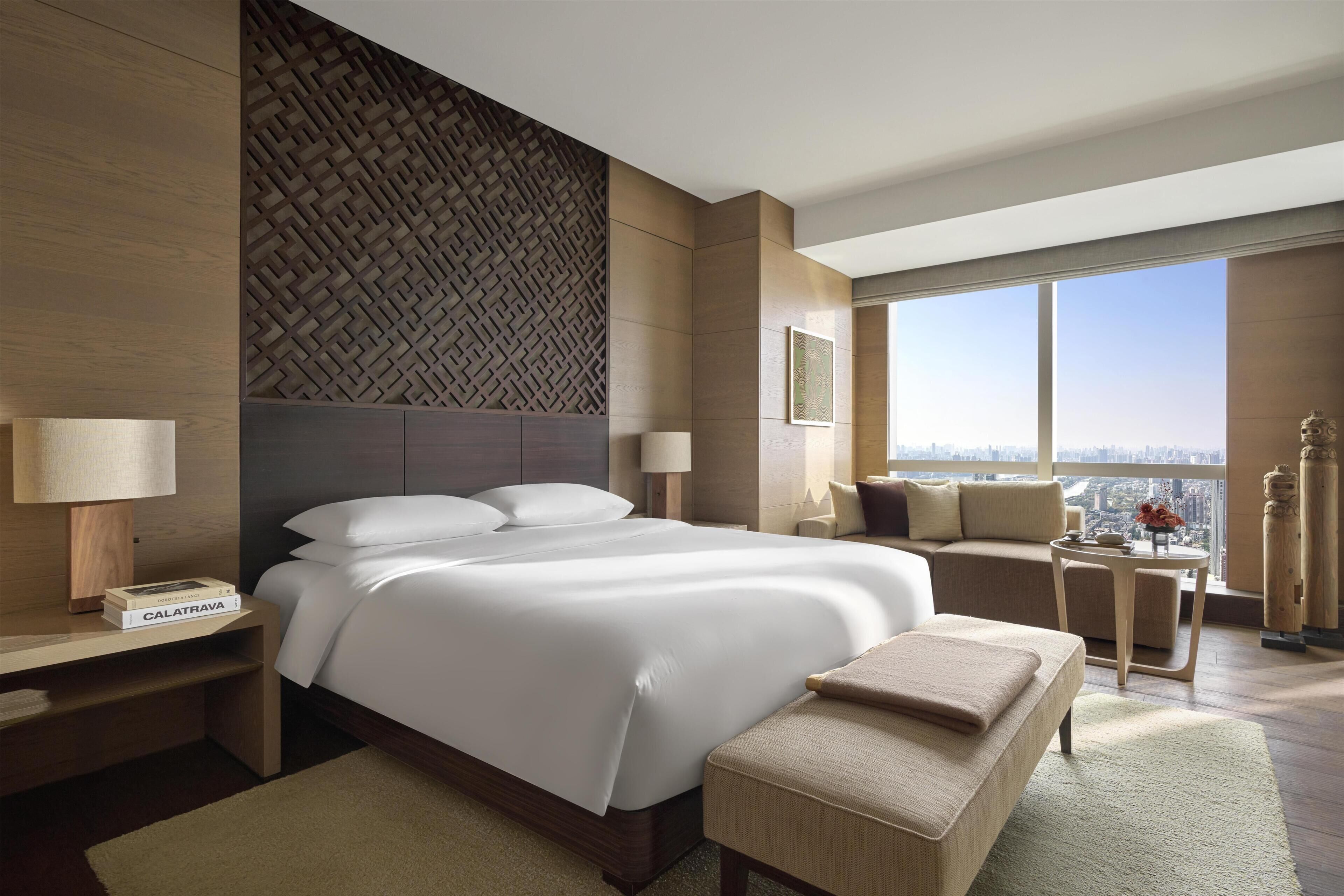Suíte luxo, 1 cama King, vista para a cidade | Frigobar, cofres nos quartos, escrivaninha, cortinas blackout