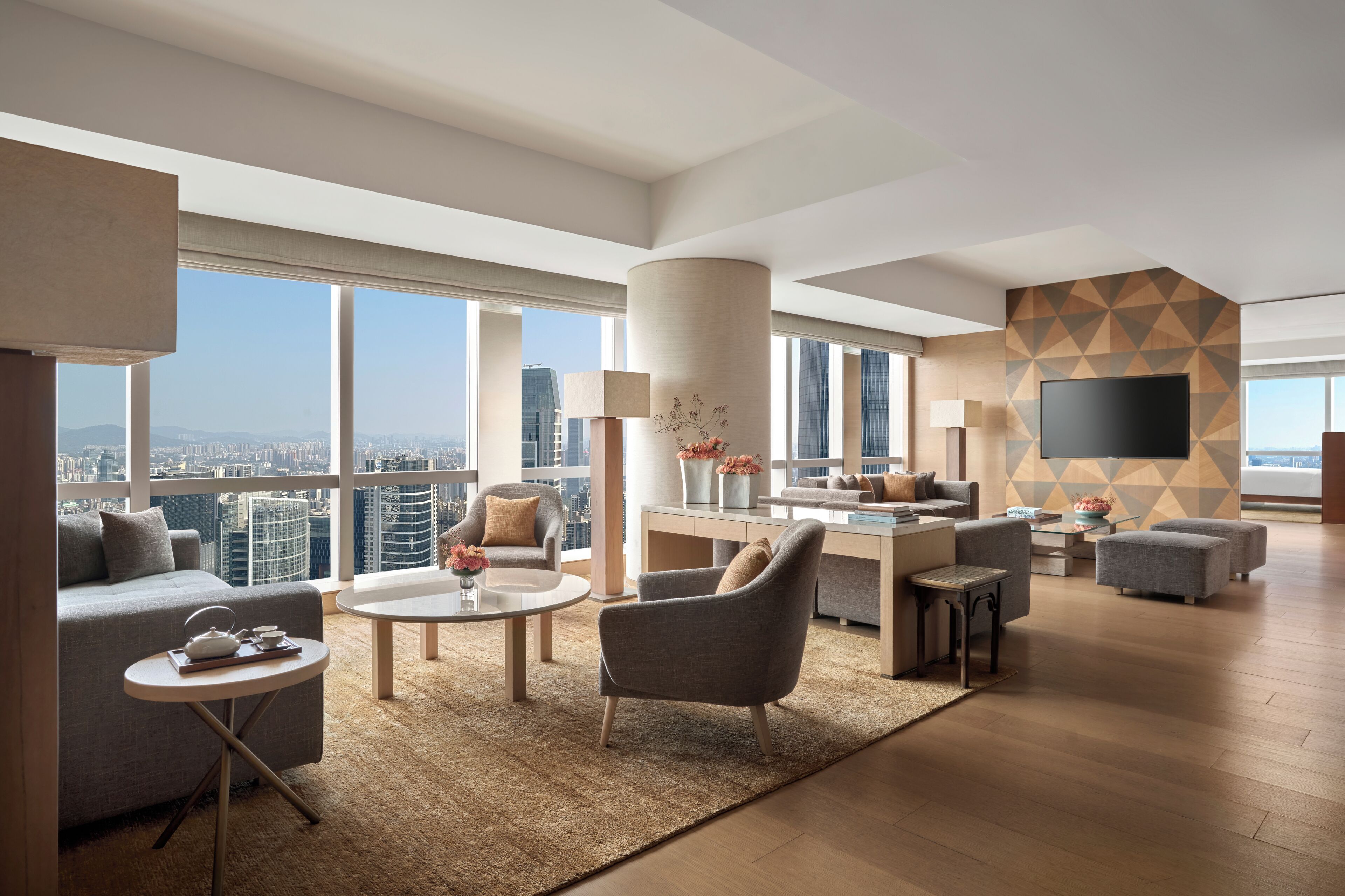 Executive Suite, 1 King Bed (Canton Tower View) | Living area