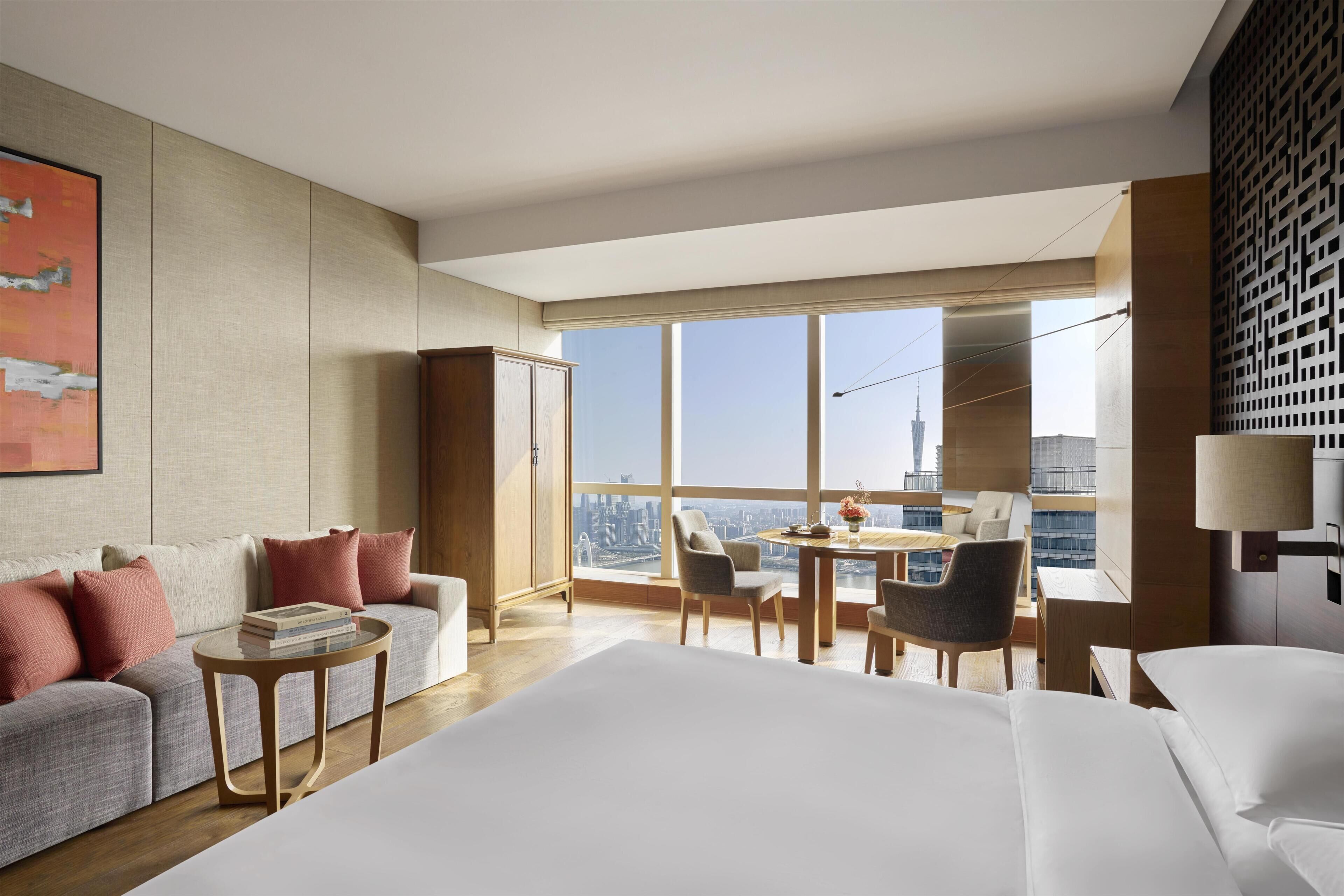 Quarto com design assinado, 1 cama King (Carton Tower View) | Frigobar, cofres nos quartos, escrivaninha, cortinas blackout