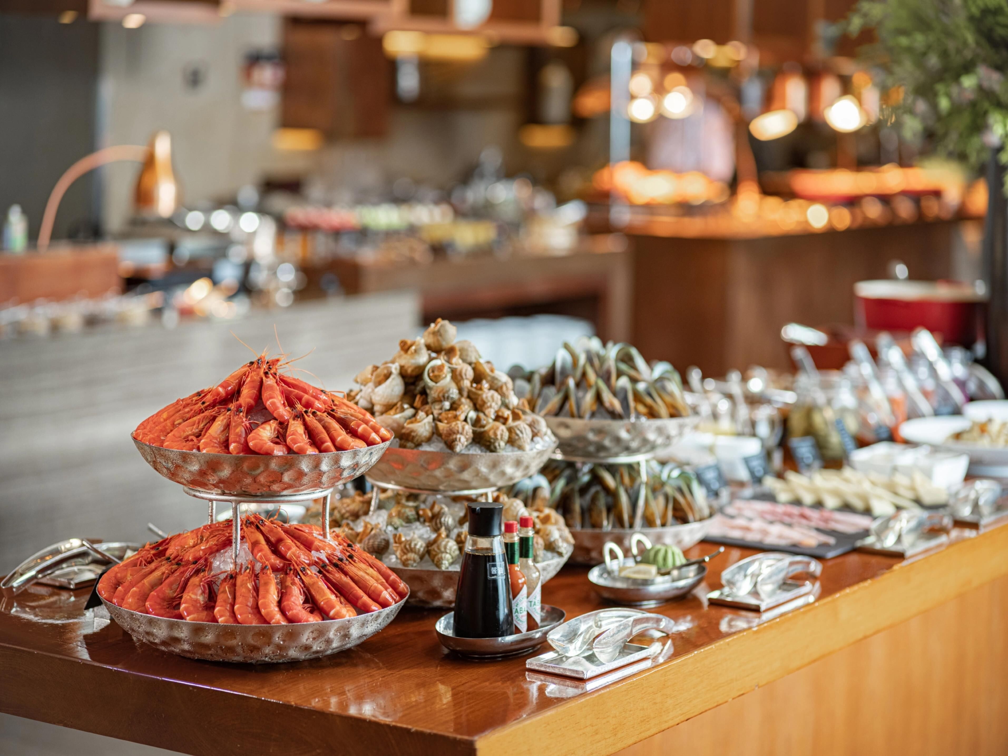Un bufé con diversos mariscos y aperitivos.
