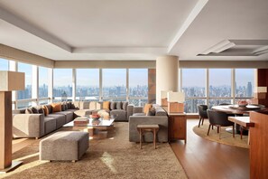 Diplomat Suite | リビング エリア | 48 インチのLED テレビ (ケーブル放送視聴可)、テレビ、有料ムービー