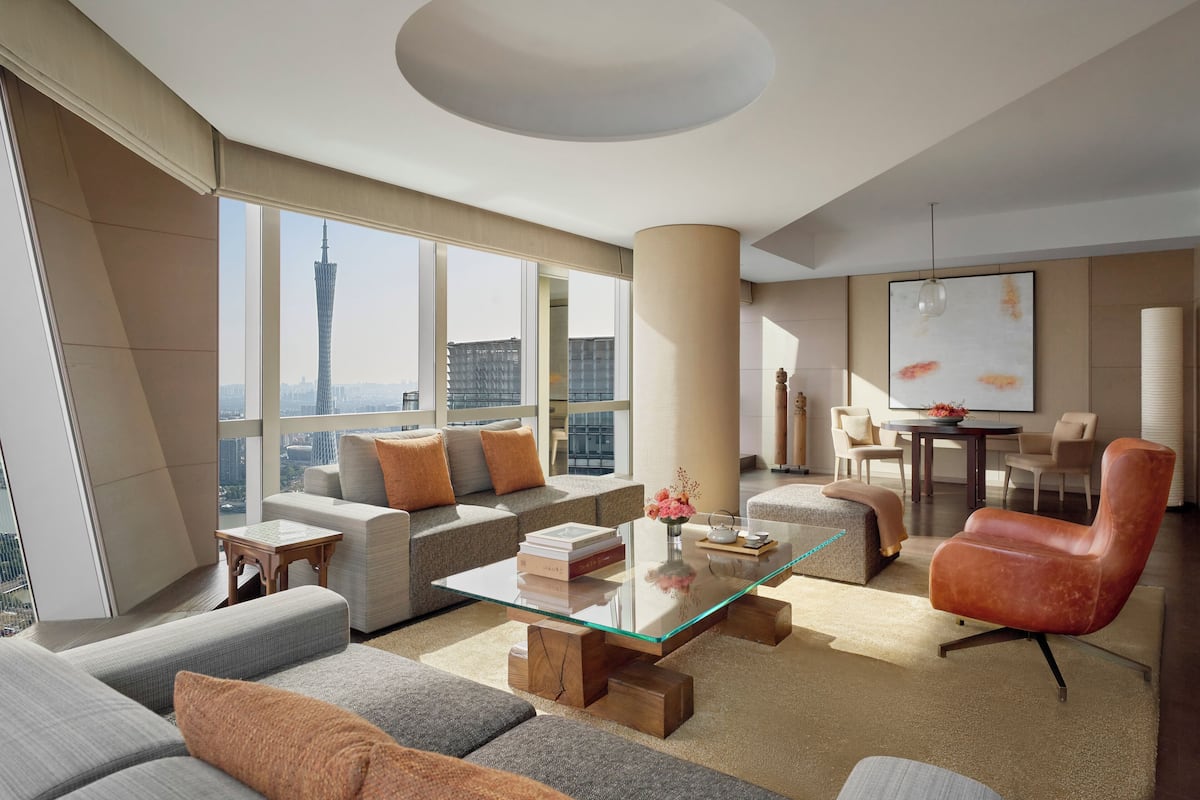 Minibar, caja de seguridad en la habitación y escritorio