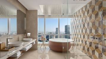 Suite Exécutive, 1 trÚs grand lit (Skyline View) | Salle de bain | Baignoire et douche séparées, baignoire relaxante profonde