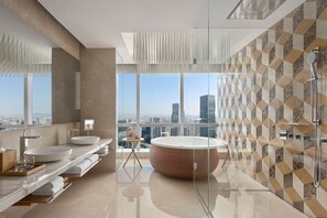 Executive suite, 1 kingsize bed (Skyline View) | Badkamer | Een aparte badkuip en douche, een diep bad, een regendouche