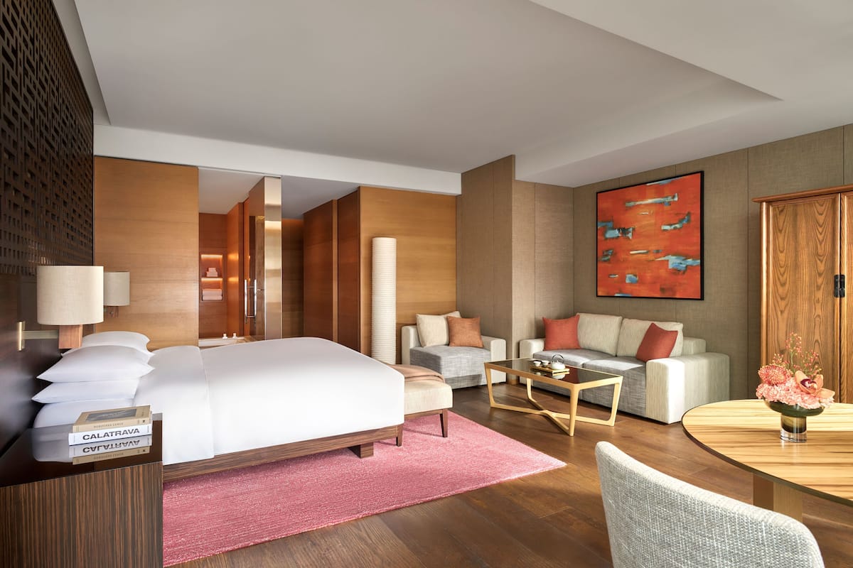 Deluxe kamer, 1 kingsize bed | 1 slaapkamer, een minibar, een kluis op de kamer, een bureau