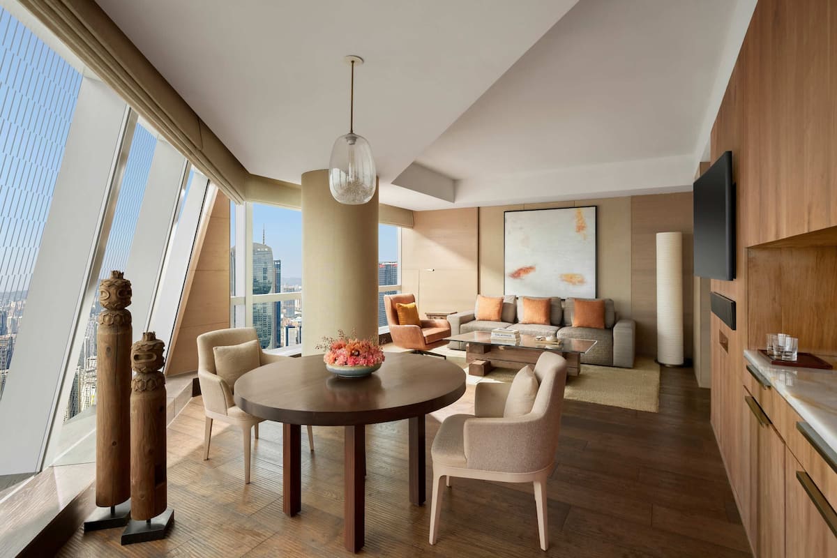 Park, Suite, 1 cama de matrimonio grande | Zona de estar | Televisión LED de 48 pulgadas con canales por cable, una televisión