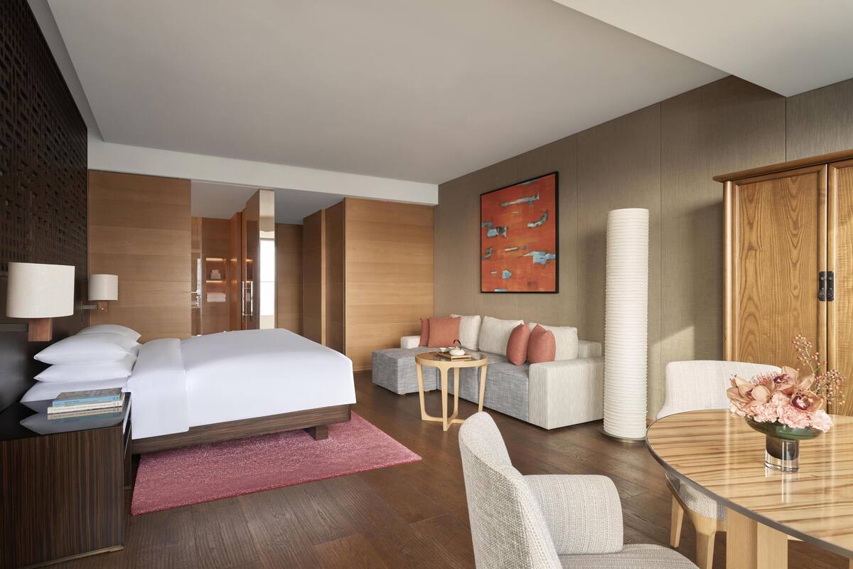 Habitación, 1 cama de matrimonio grande, vistas a la ciudad | Minibar, caja fuerte, escritorio y cortinas opacas