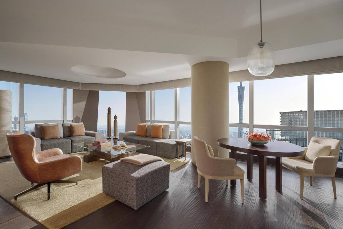 Suite Deluxe, 1 cama de matrimonio grande (Carton Tower View) | Minibar, caja fuerte, escritorio y cortinas opacas