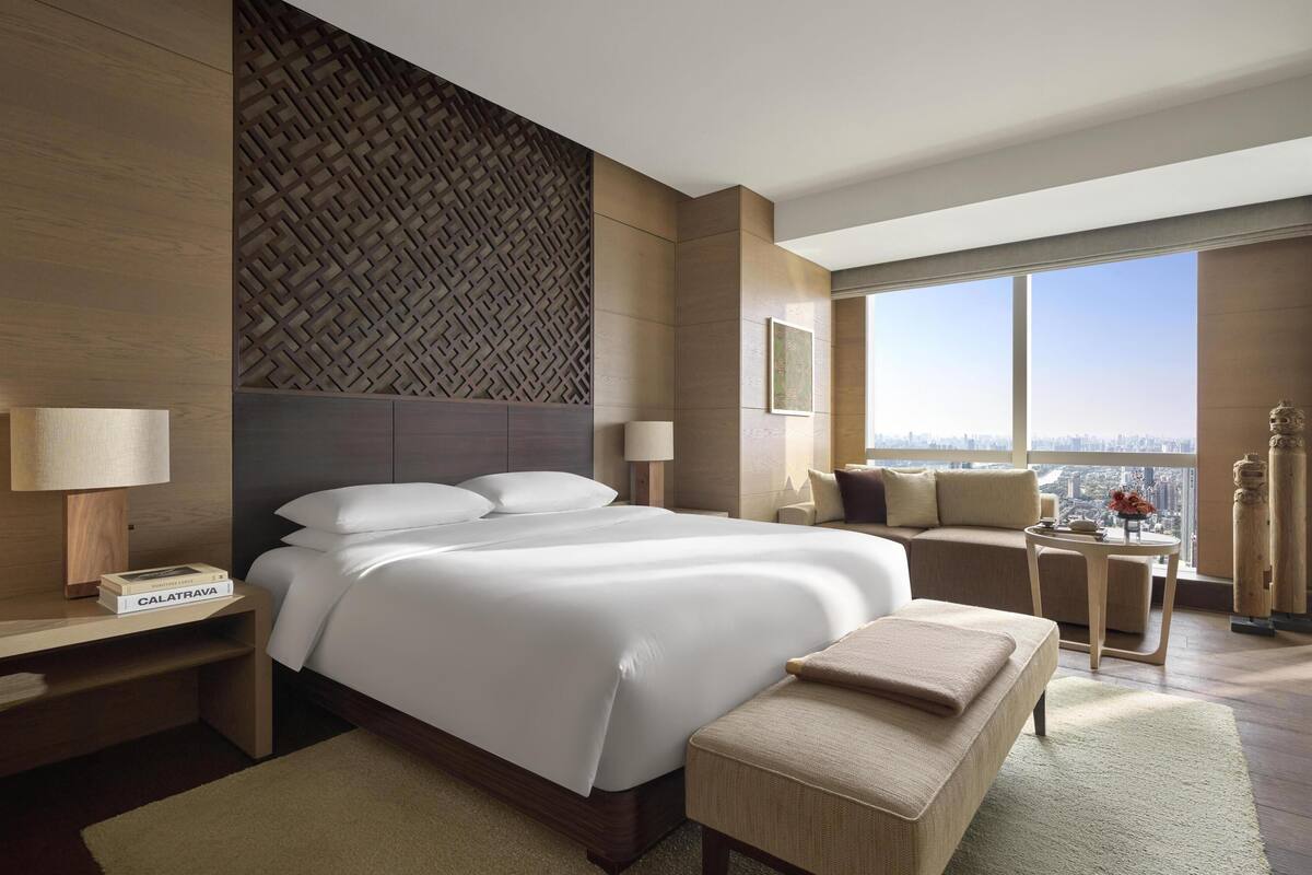 Suite Deluxe, 1 cama de matrimonio grande, vistas a la ciudad | Minibar, caja fuerte, escritorio y cortinas opacas