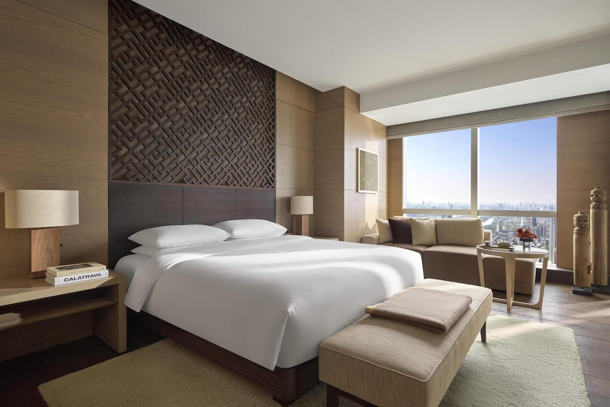 Deluxe Suite, 1 King Bed, City View