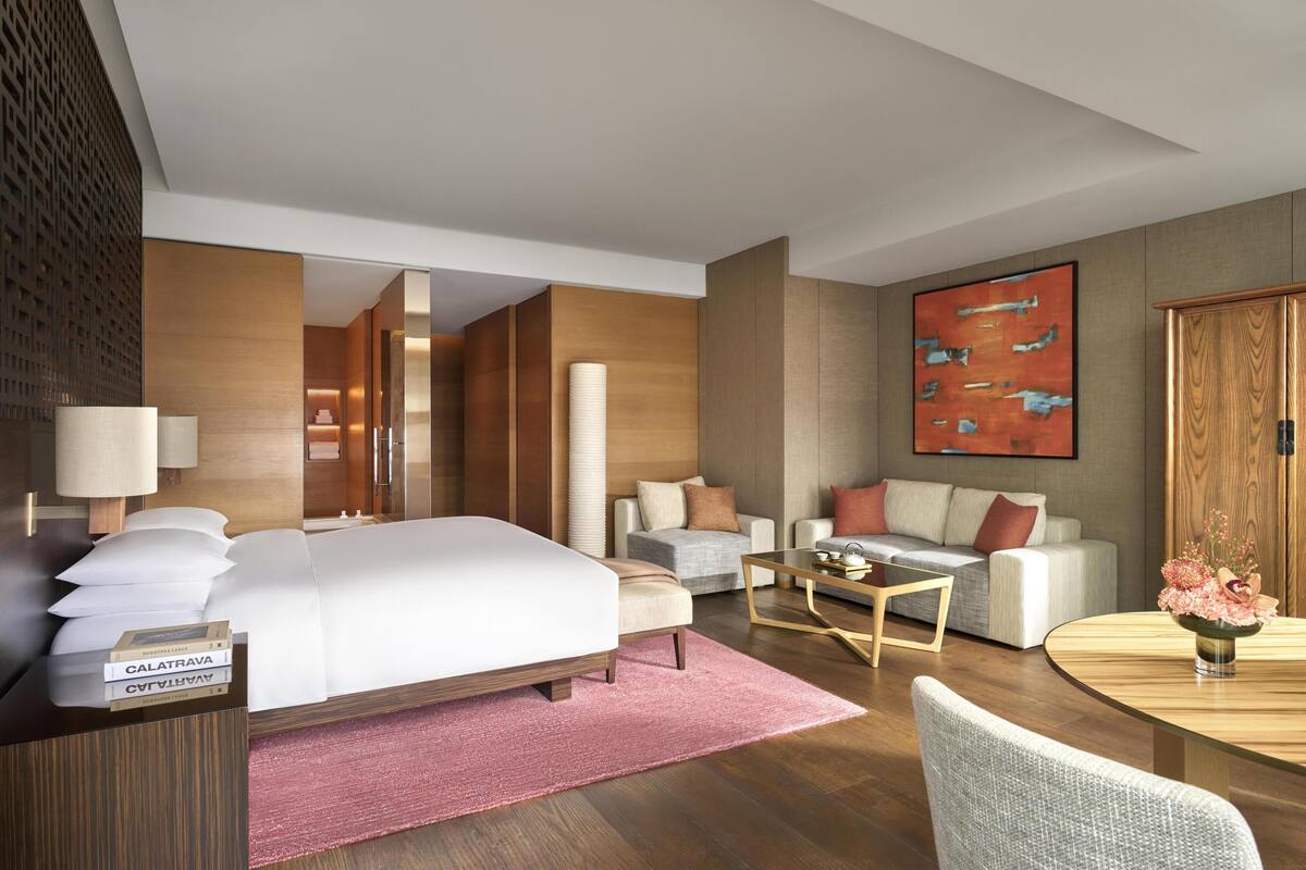 Habitación Deluxe, 1 cama de matrimonio grande, vistas a la ciudad | Minibar, caja fuerte, escritorio y cortinas opacas