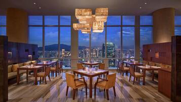 3 restaurants; breakfast, lunch, dinner and brunch served