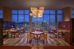 3 restaurantes; se sirve desayuno, almuerzo, cena y brunch