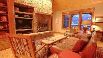 Gác, 3 phòng ngủ | Phòng khách | TV LCD 42-inch có truyền hình cáp, TV, lò sưởi