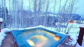 Bồn tắm spa ngoài trời