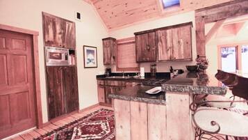 Gác, 3 phòng ngủ | Bếp riêng | Tủ lạnh, lò vi sóng, bếp nấu, dụng cụ pha cà phê/trà