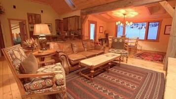 Gác, 3 phòng ngủ | Phòng khách | TV LCD 42-inch có truyền hình cáp, TV, lò sưởi