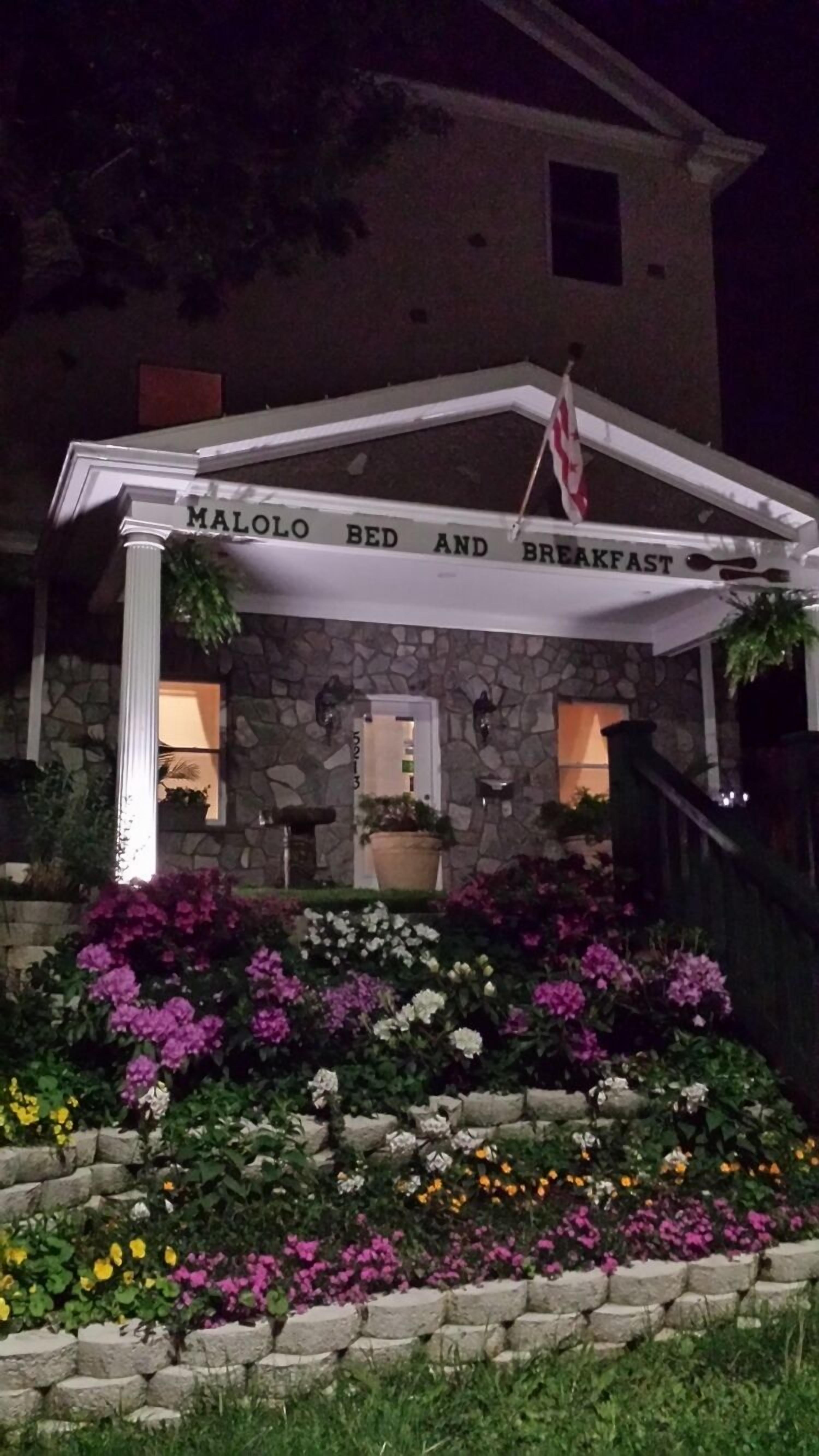 Bagian depan properti - sore/malam